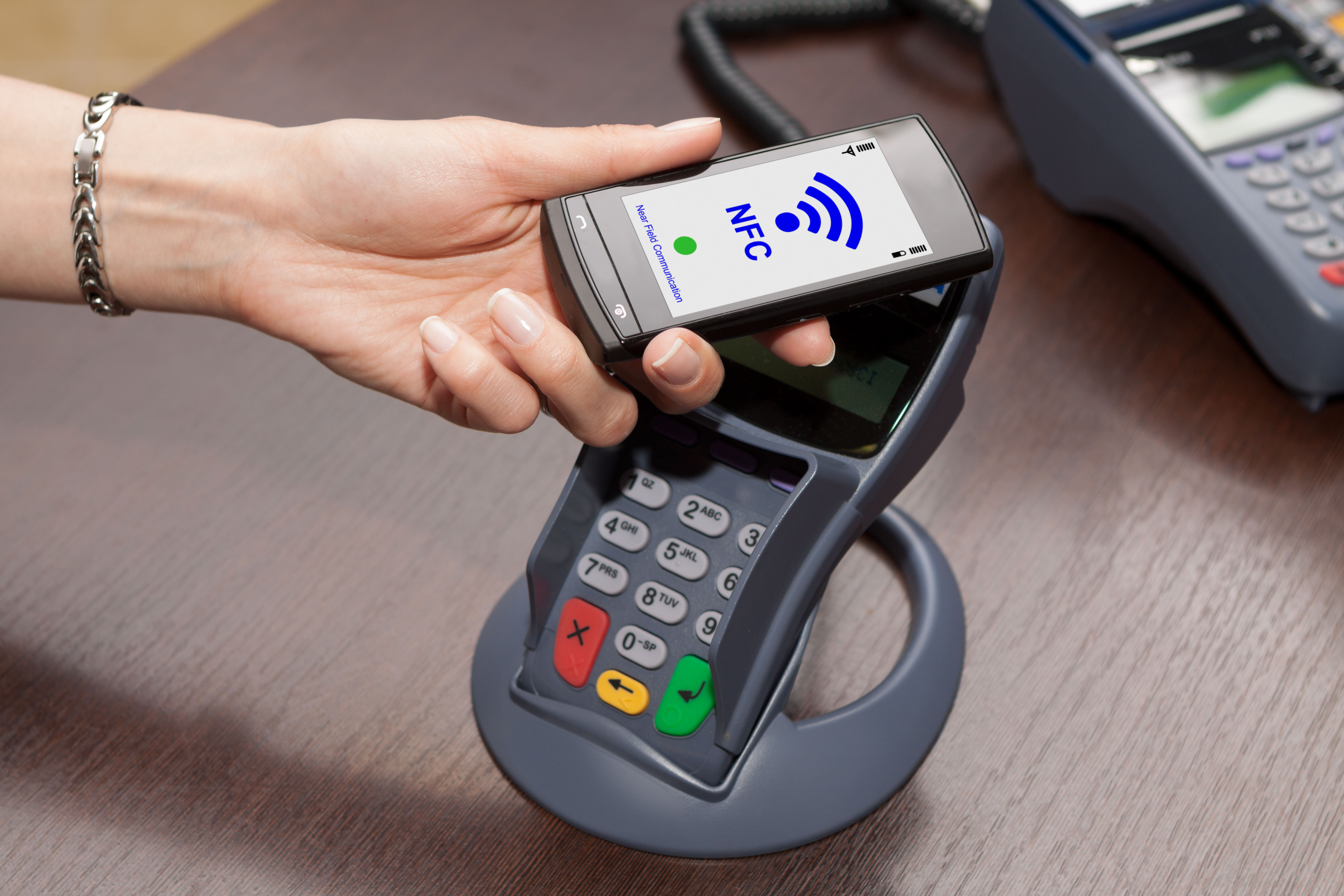 Оплата через теле. Бесконтактная оплата с телефона. Бесконтактные платежи NFC. Терминал бесконтактной оплаты. Технология бесконтактной оплаты.